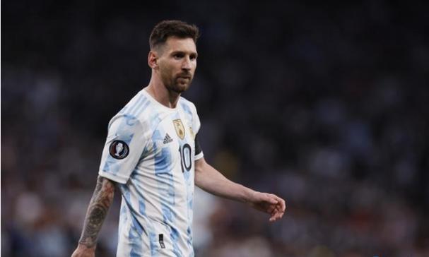 黯灰色露肩长裙穿搭指南：轻松营造都市时髦范儿的百搭技巧